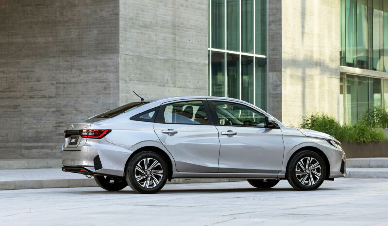 
								Yaris Sedán full									