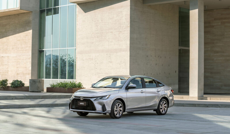 
								Yaris Sedán full									