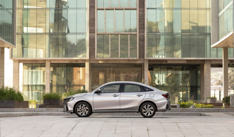
								Yaris Sedán full									
